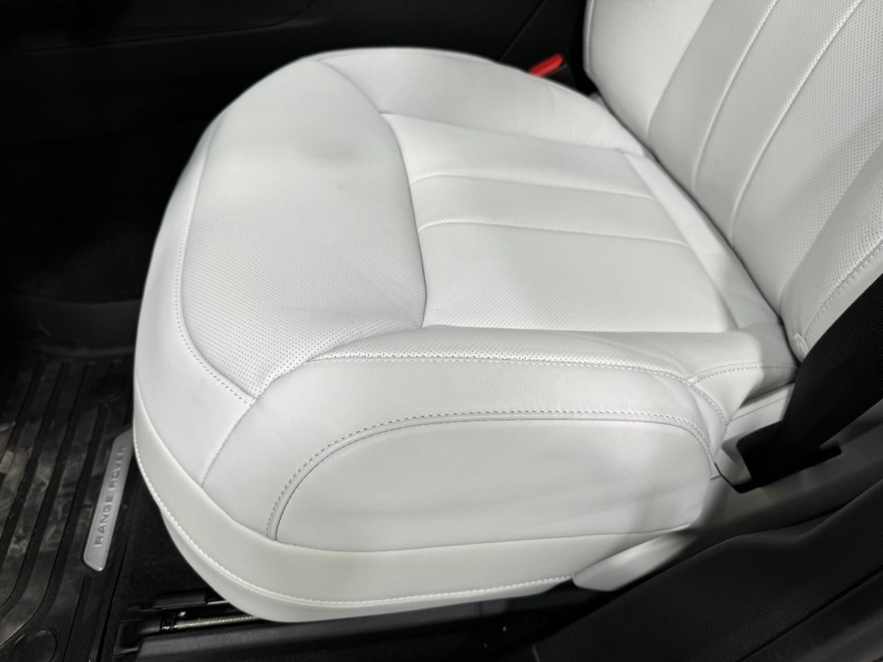 Land Rover Range Rover Sport Vehicle Full-screen Gallery Image 26