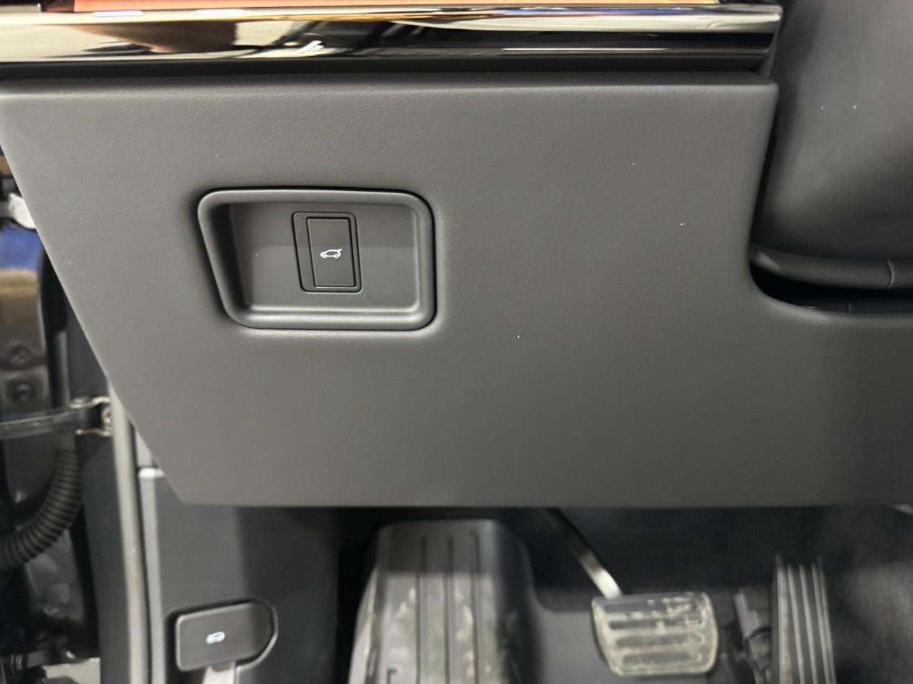 Land Rover Range Rover Sport Vehicle Full-screen Gallery Image 27