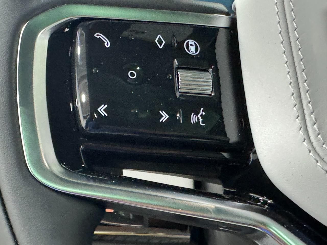 Land Rover Range Rover Sport Vehicle Full-screen Gallery Image 28