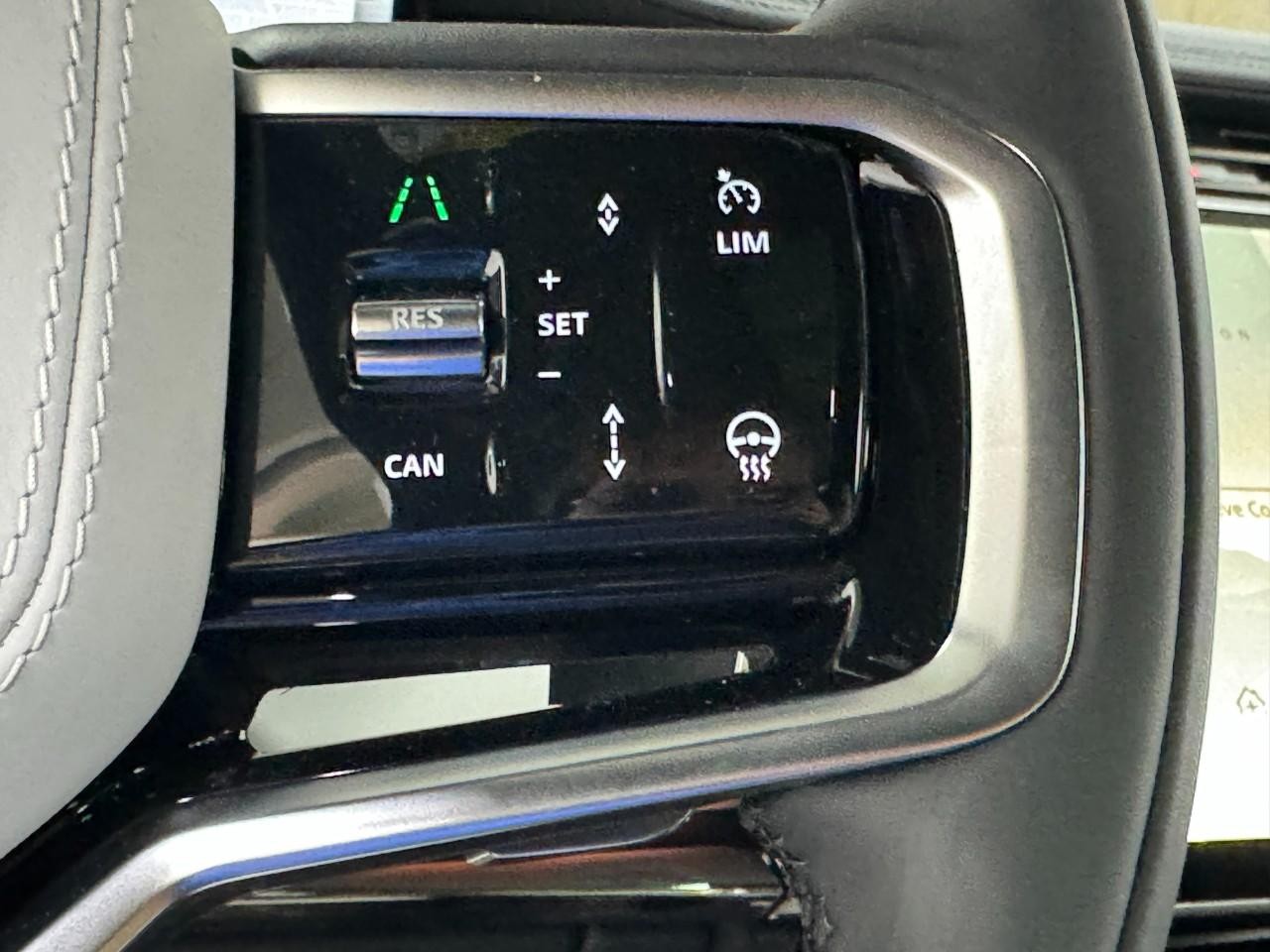 Land Rover Range Rover Sport Vehicle Full-screen Gallery Image 29