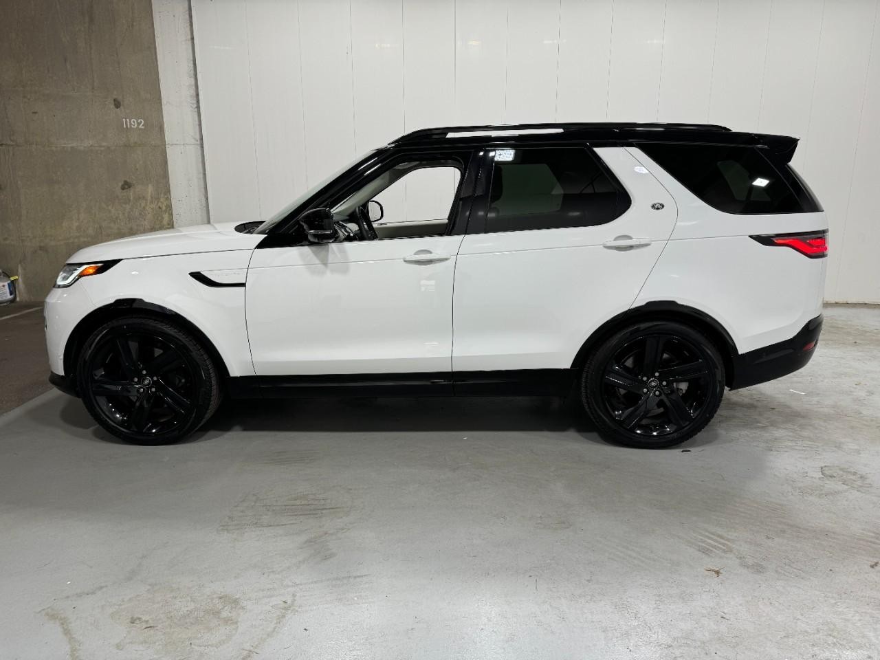 Land Rover Discovery Vehicle Full-screen Gallery Image 2