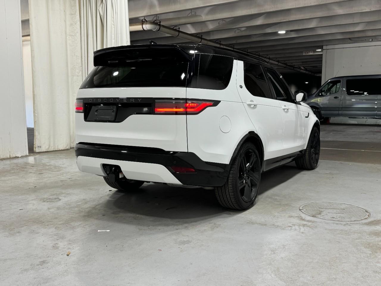Land Rover Discovery Vehicle Full-screen Gallery Image 4