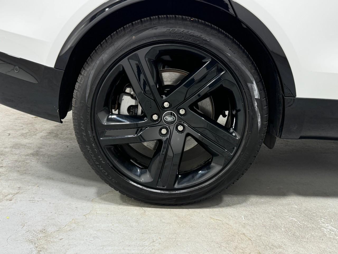 Land Rover Discovery Vehicle Full-screen Gallery Image 5