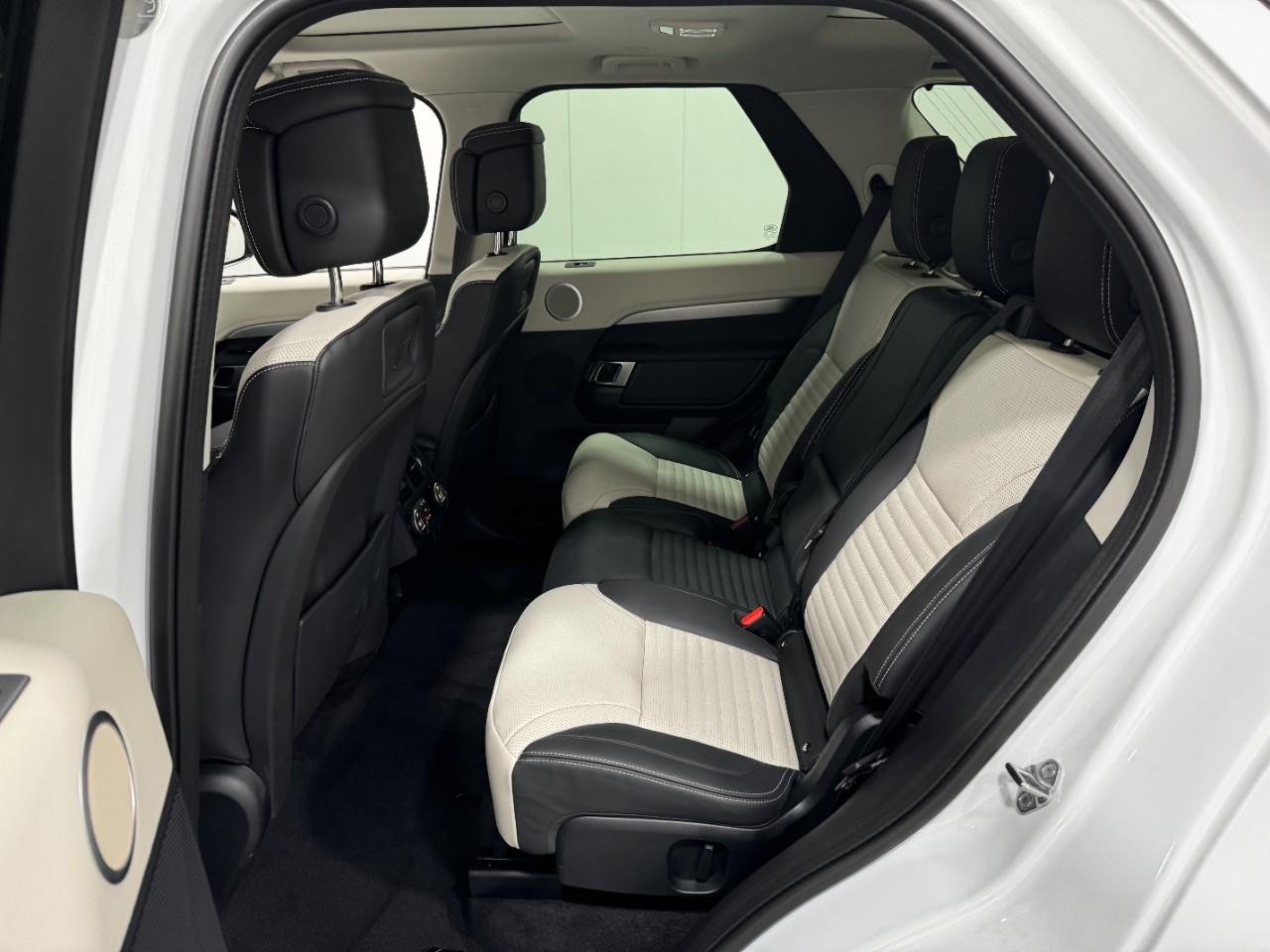 Land Rover Discovery Vehicle Full-screen Gallery Image 8