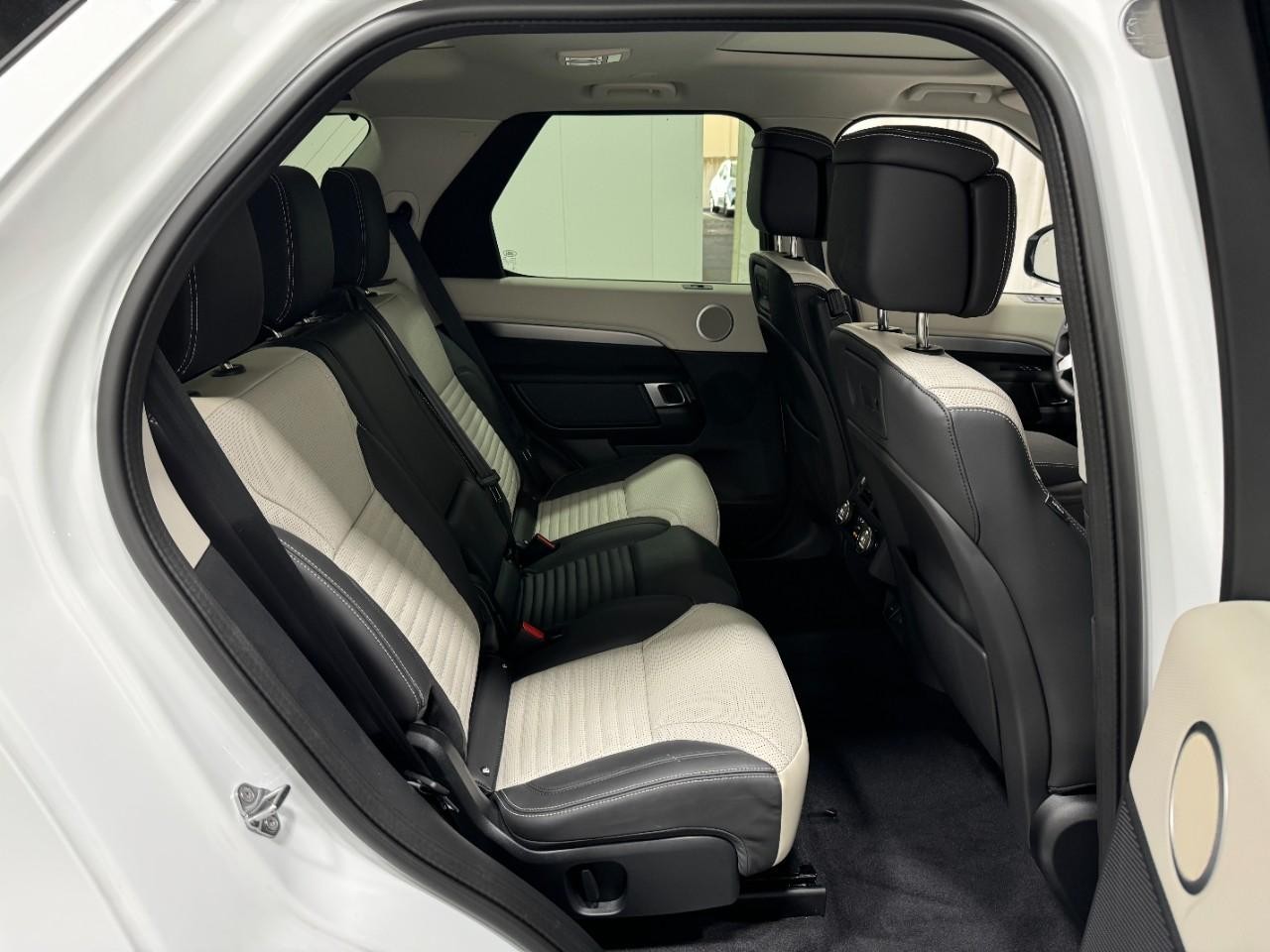 Land Rover Discovery Vehicle Full-screen Gallery Image 10