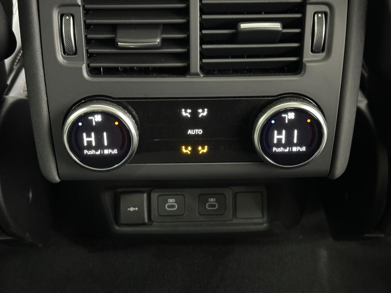 Land Rover Discovery Vehicle Full-screen Gallery Image 11