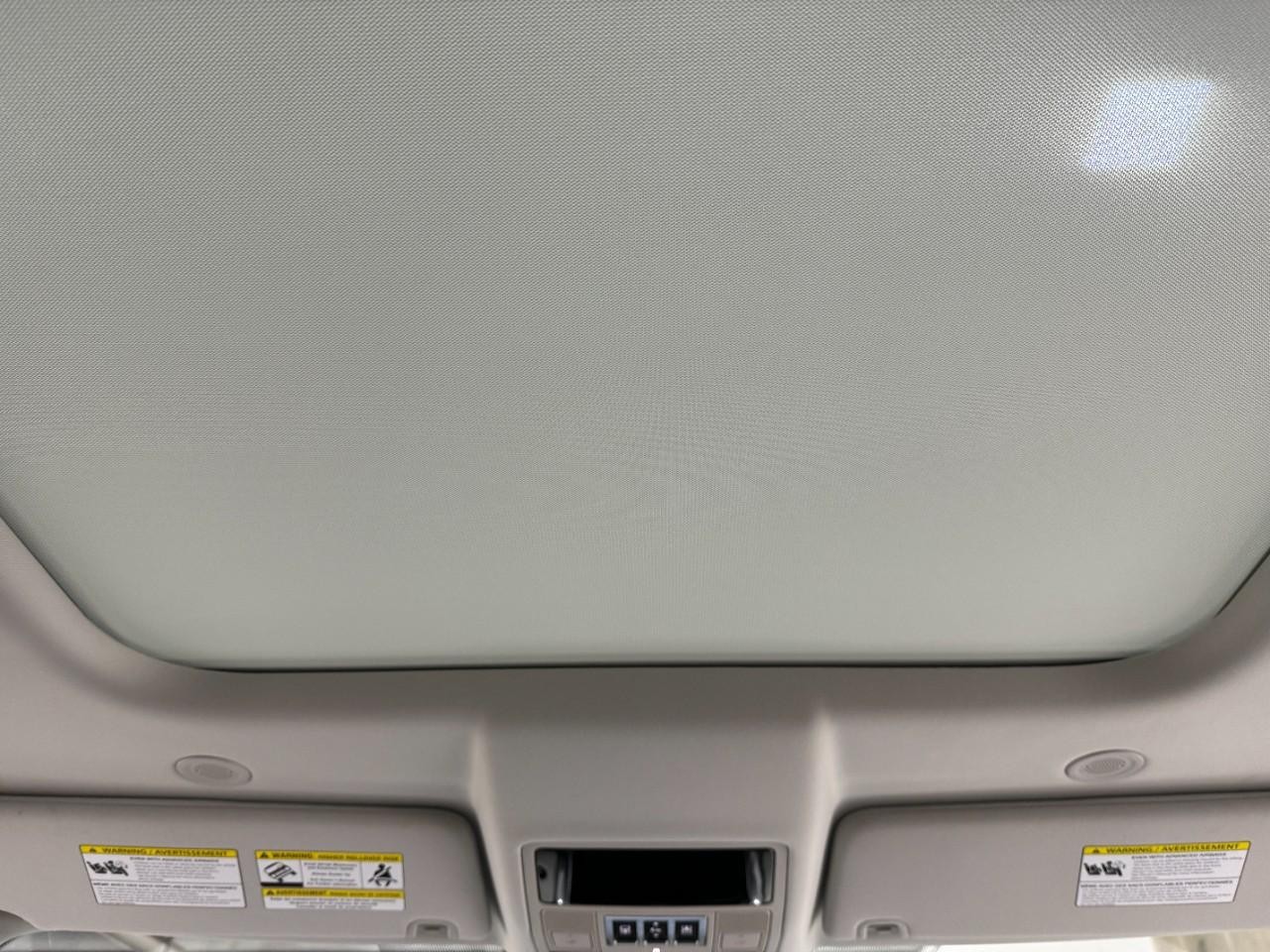 Land Rover Discovery Vehicle Full-screen Gallery Image 12