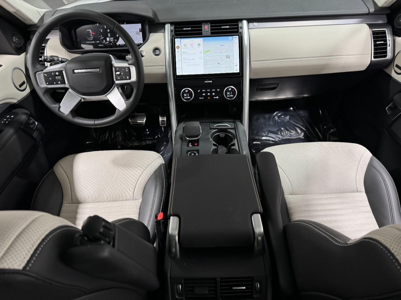 Land Rover Discovery Vehicle Full-screen Gallery Image 13