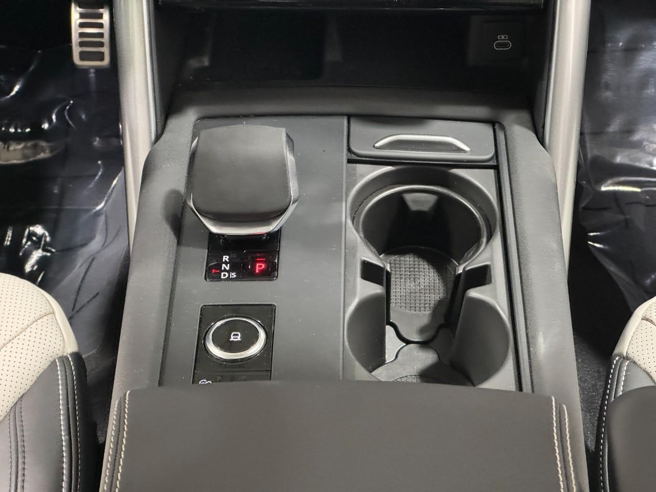 Land Rover Discovery Vehicle Full-screen Gallery Image 17