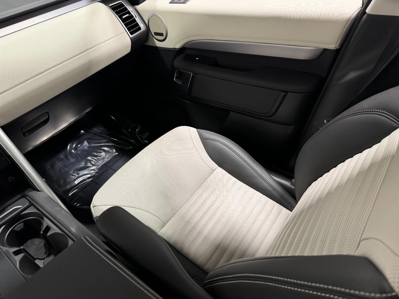 Land Rover Discovery Vehicle Full-screen Gallery Image 18