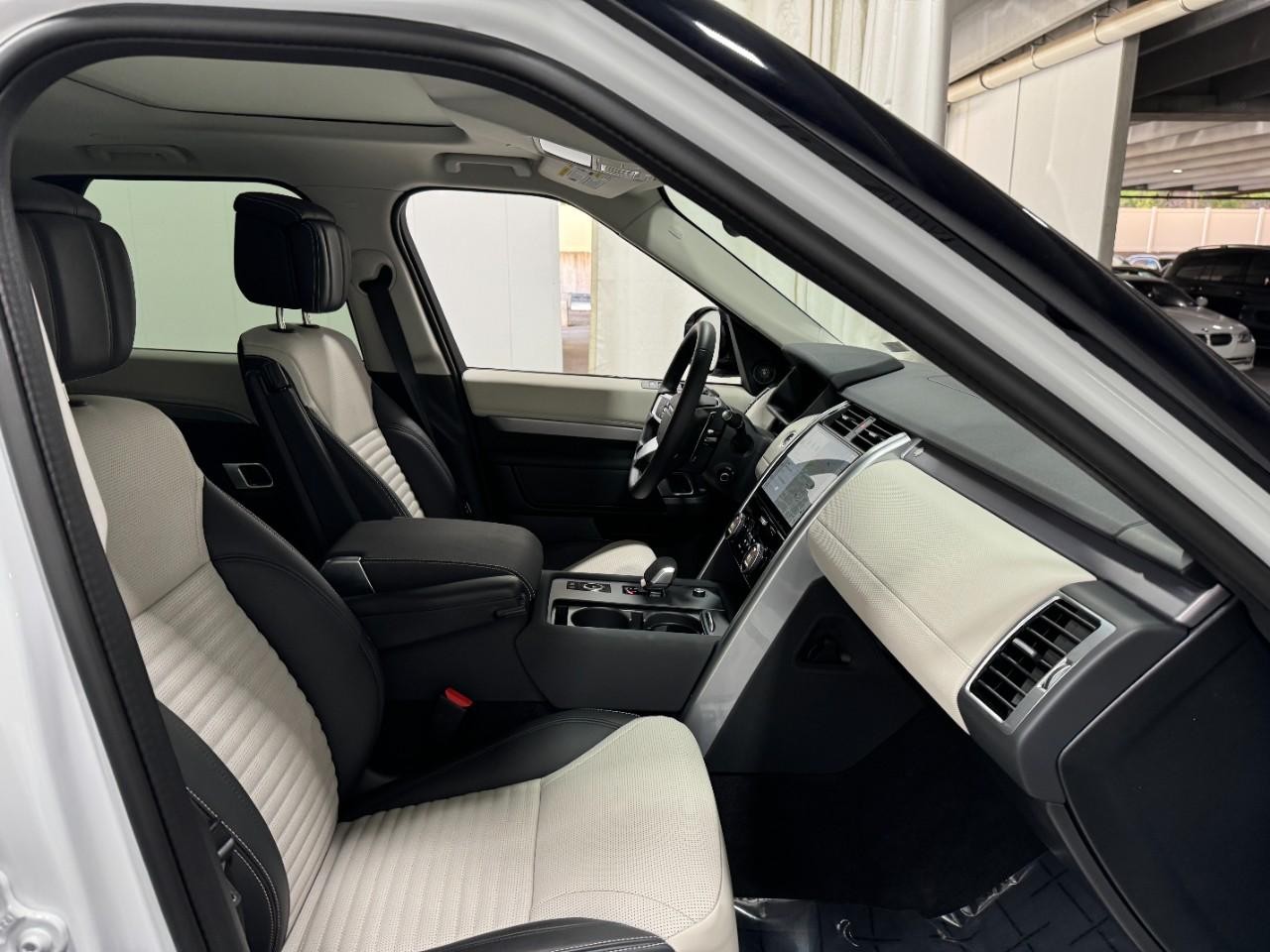 Land Rover Discovery Vehicle Full-screen Gallery Image 19