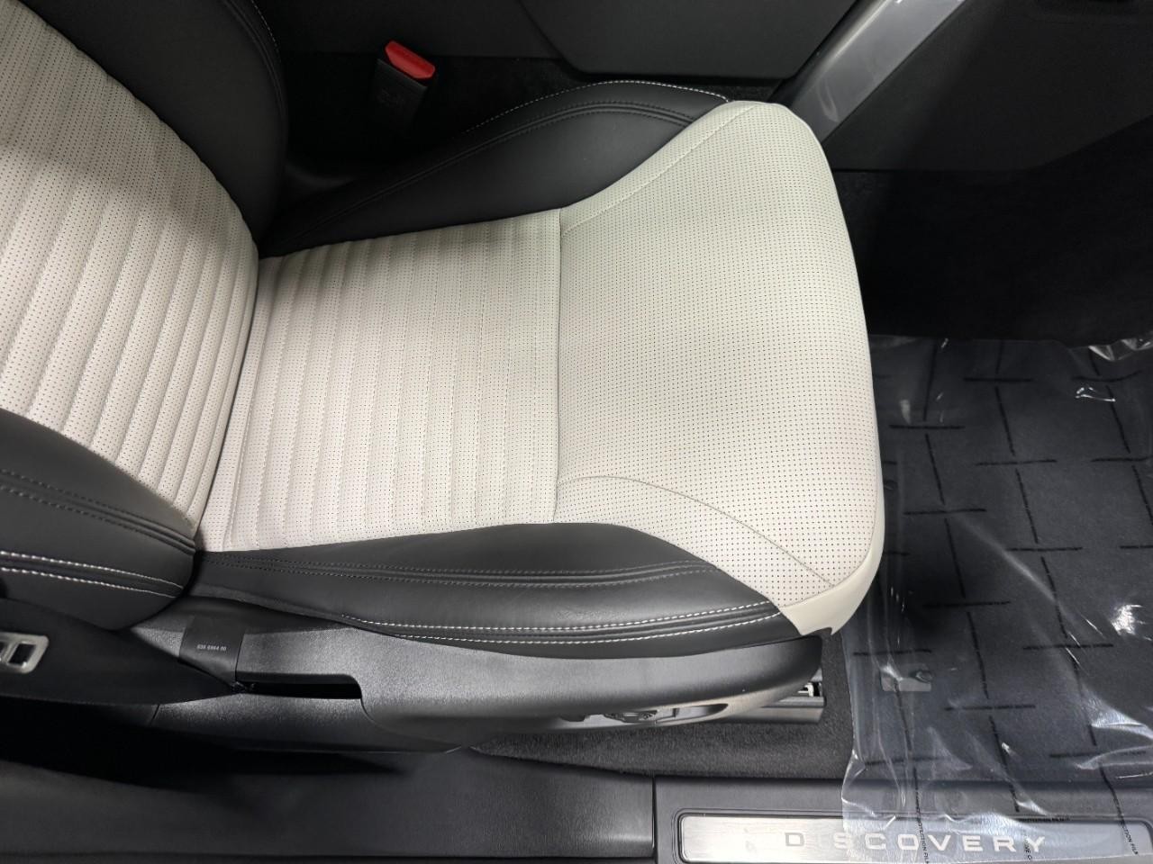 Land Rover Discovery Vehicle Full-screen Gallery Image 20