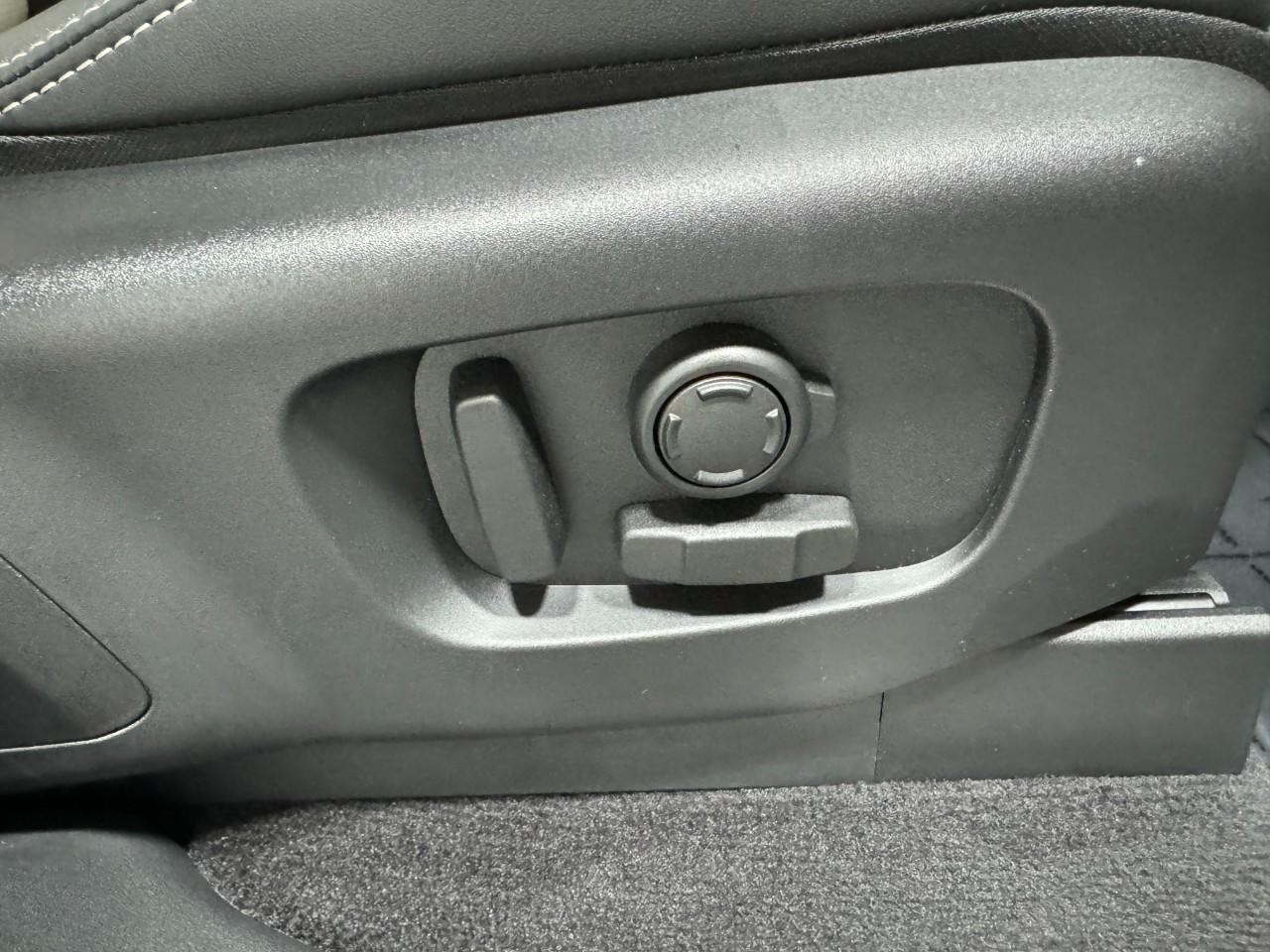 Land Rover Discovery Vehicle Full-screen Gallery Image 21