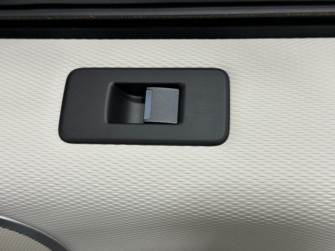 Land Rover Discovery Vehicle Full-screen Gallery Image 22