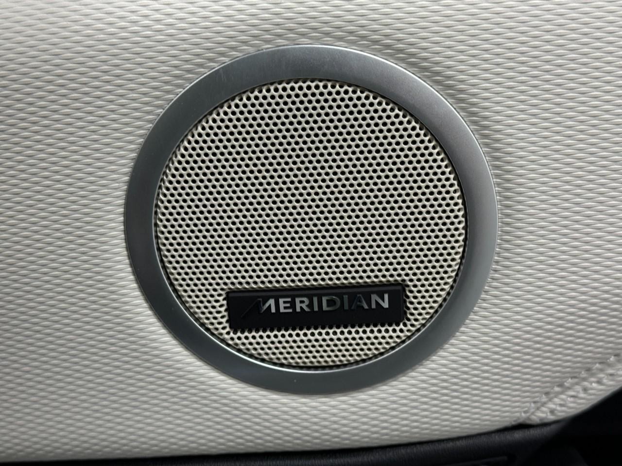 Land Rover Discovery Vehicle Full-screen Gallery Image 23