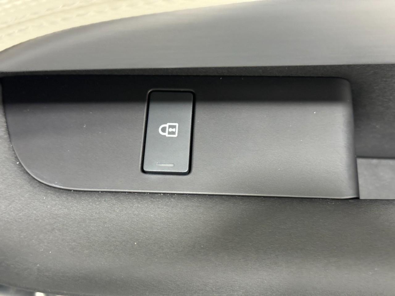 Land Rover Discovery Vehicle Full-screen Gallery Image 24