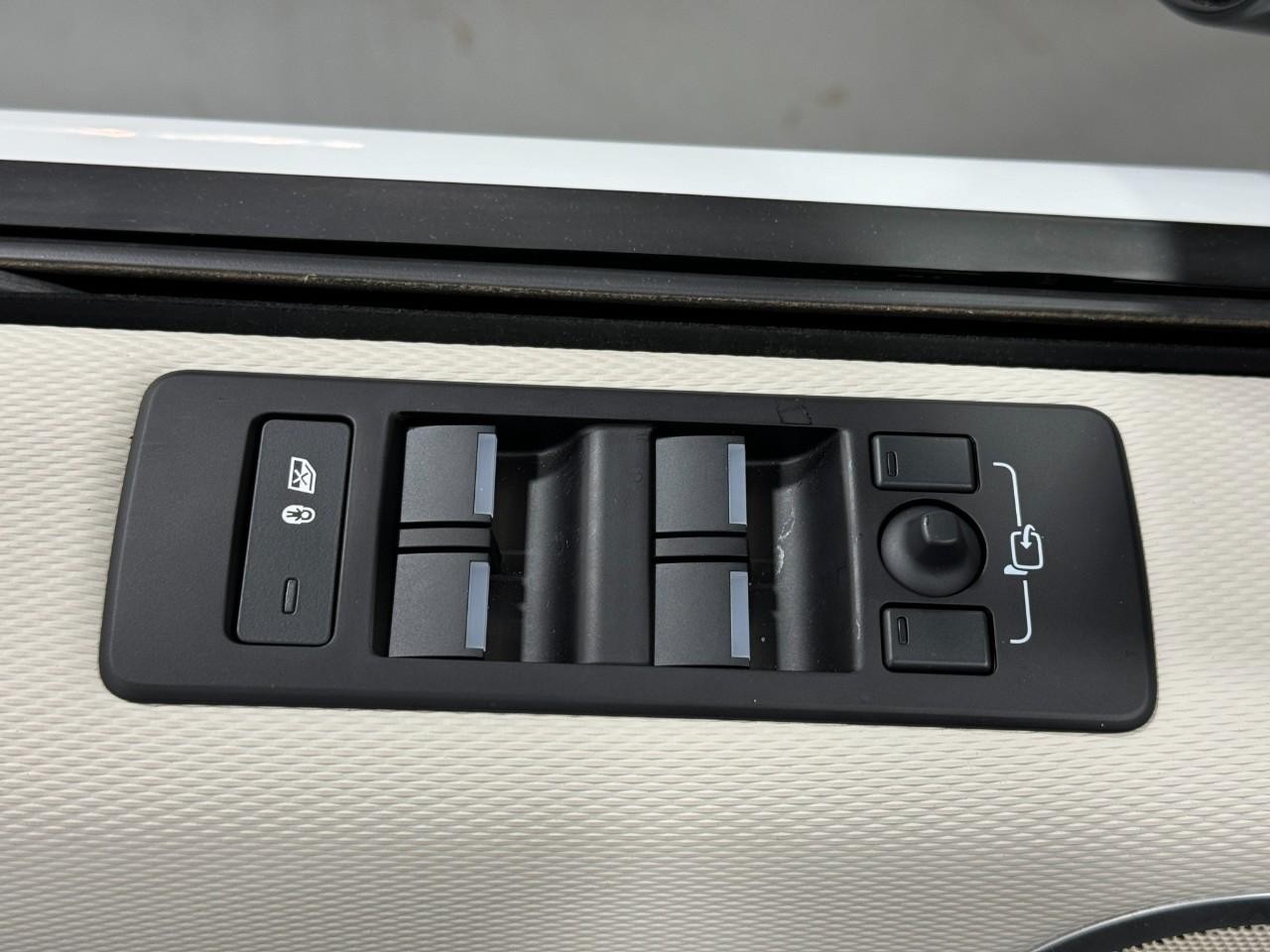 Land Rover Discovery Vehicle Full-screen Gallery Image 25