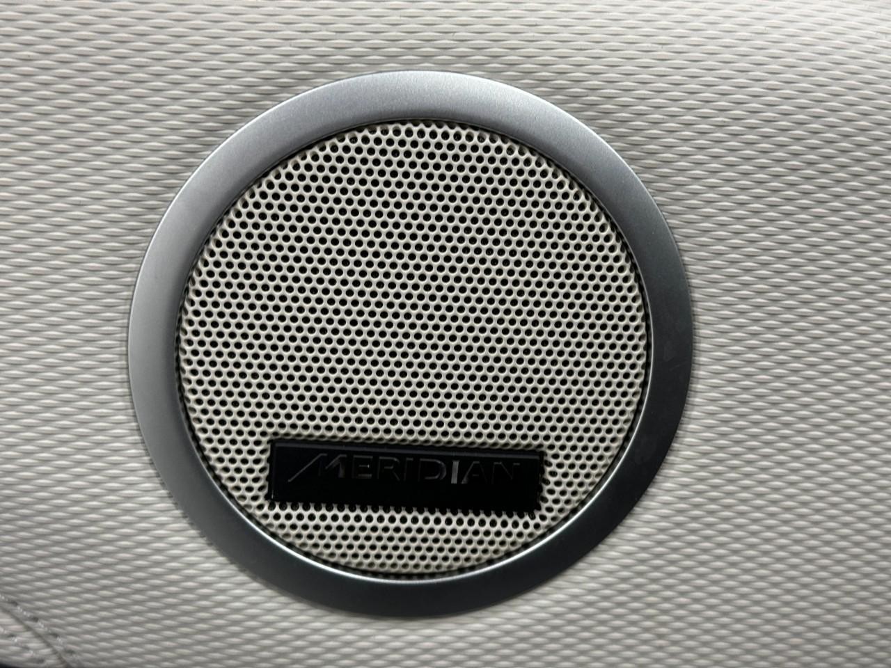 Land Rover Discovery Vehicle Full-screen Gallery Image 26