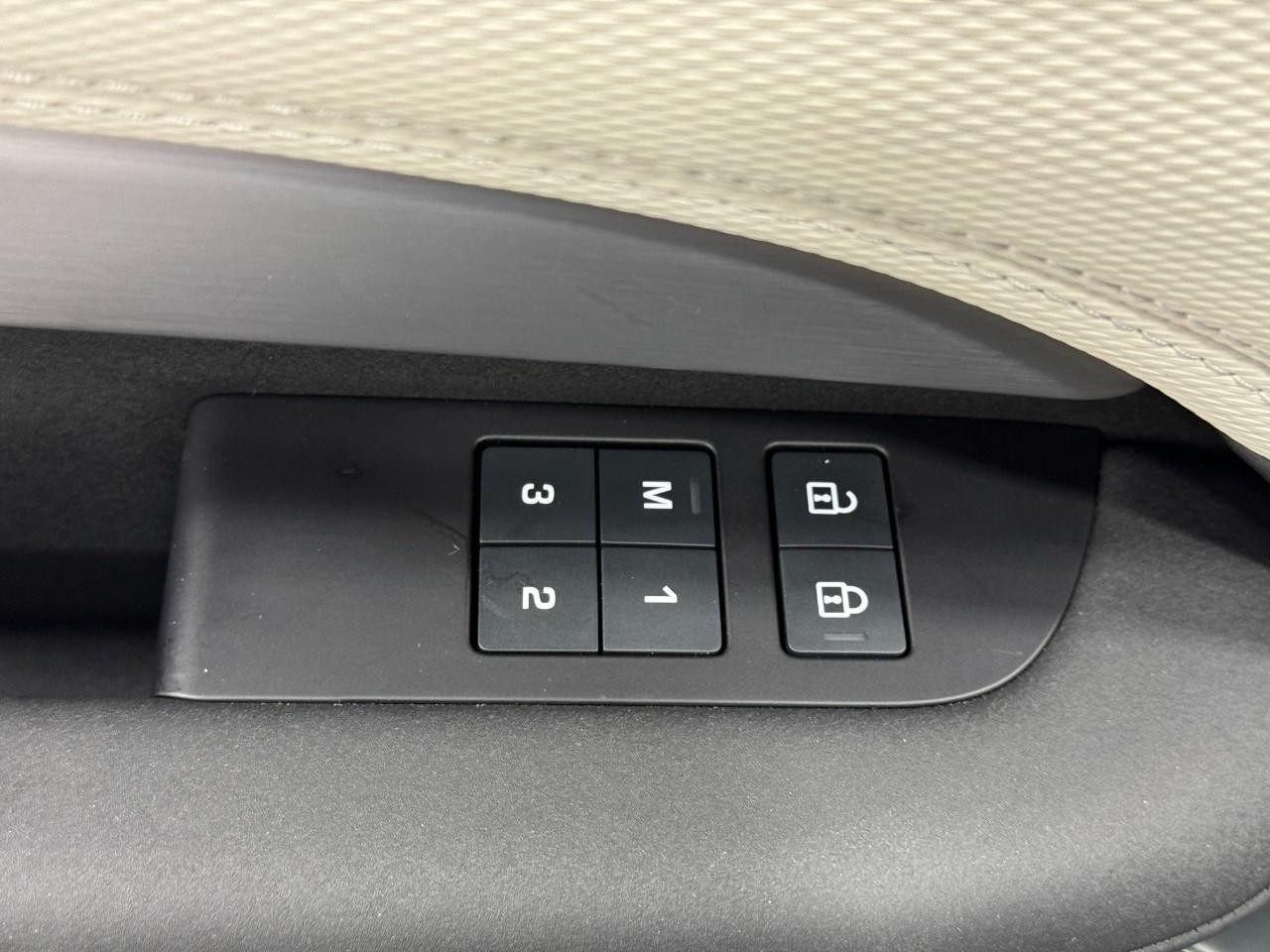 Land Rover Discovery Vehicle Full-screen Gallery Image 27