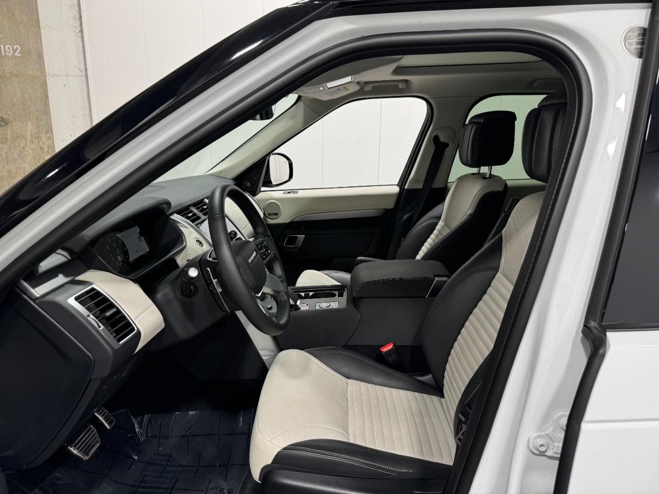 Land Rover Discovery Vehicle Full-screen Gallery Image 28