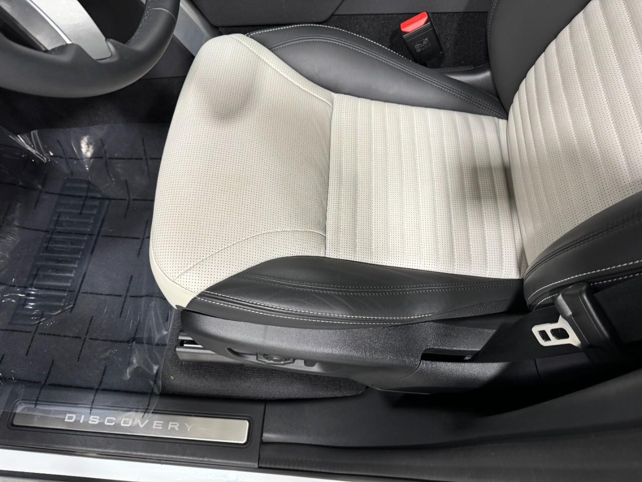 Land Rover Discovery Vehicle Full-screen Gallery Image 29