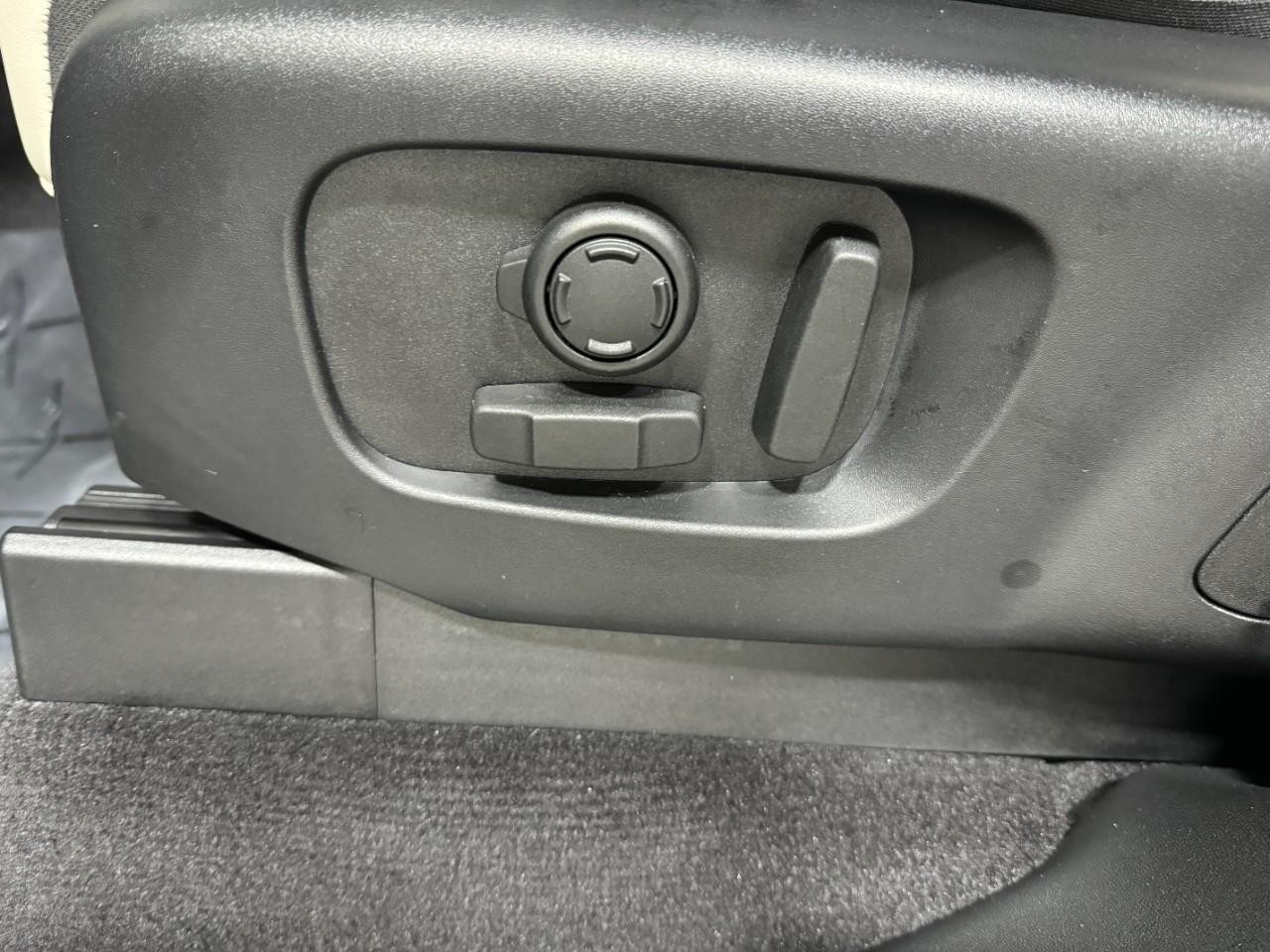 Land Rover Discovery Vehicle Full-screen Gallery Image 30