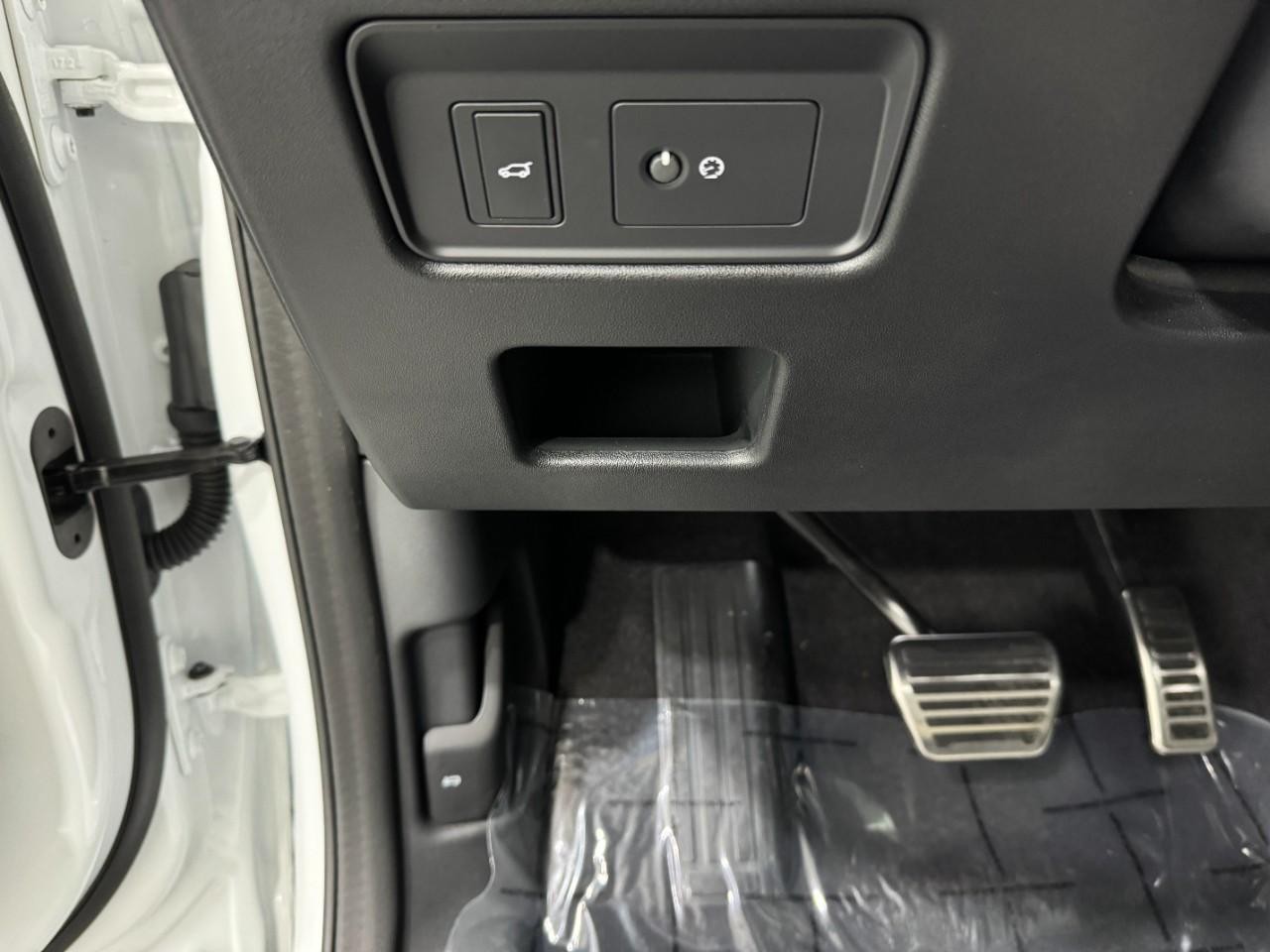 Land Rover Discovery Vehicle Full-screen Gallery Image 31