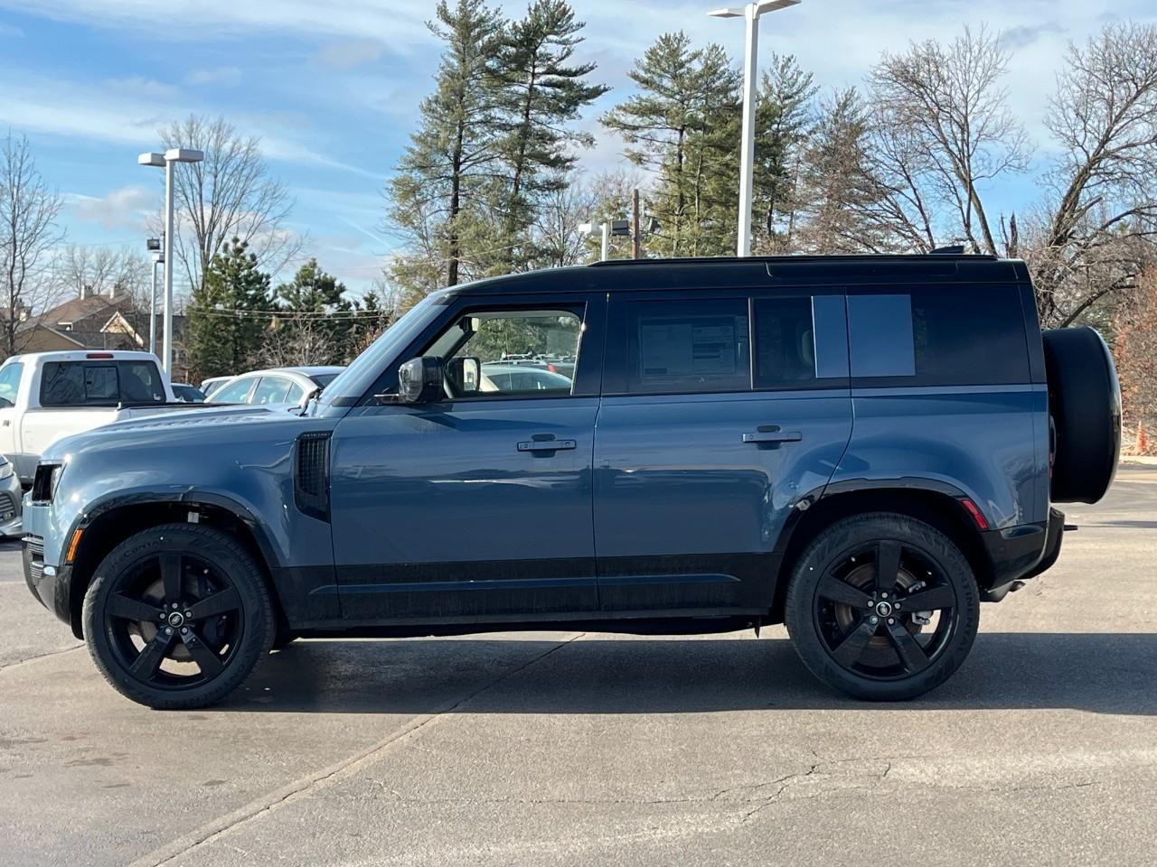 Land Rover Defender Vehicle Full-screen Gallery Image 2