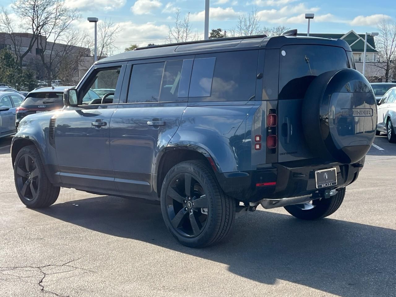 Land Rover Defender Vehicle Full-screen Gallery Image 3