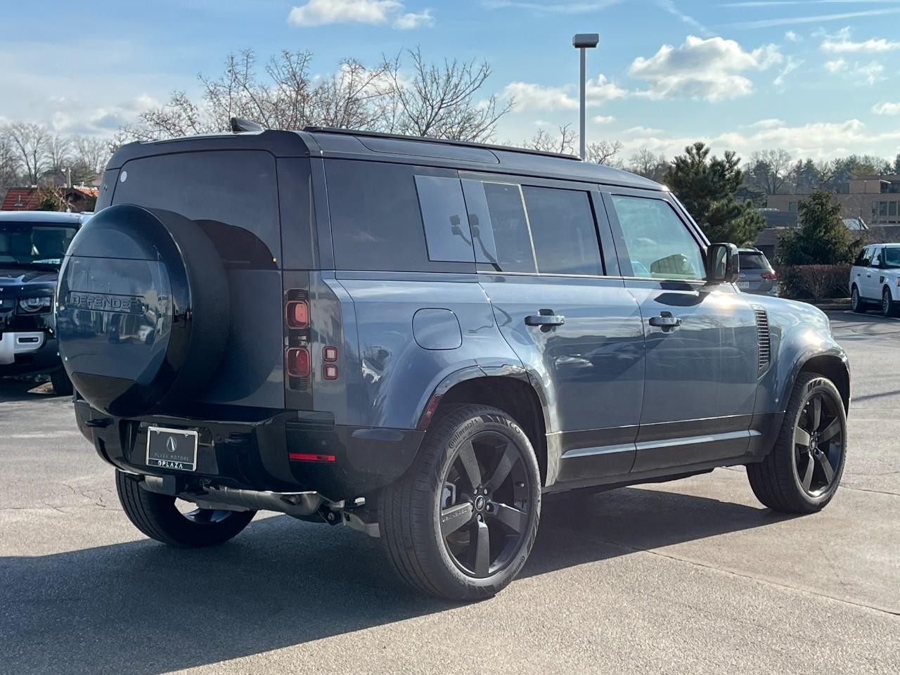 Land Rover Defender Vehicle Full-screen Gallery Image 4
