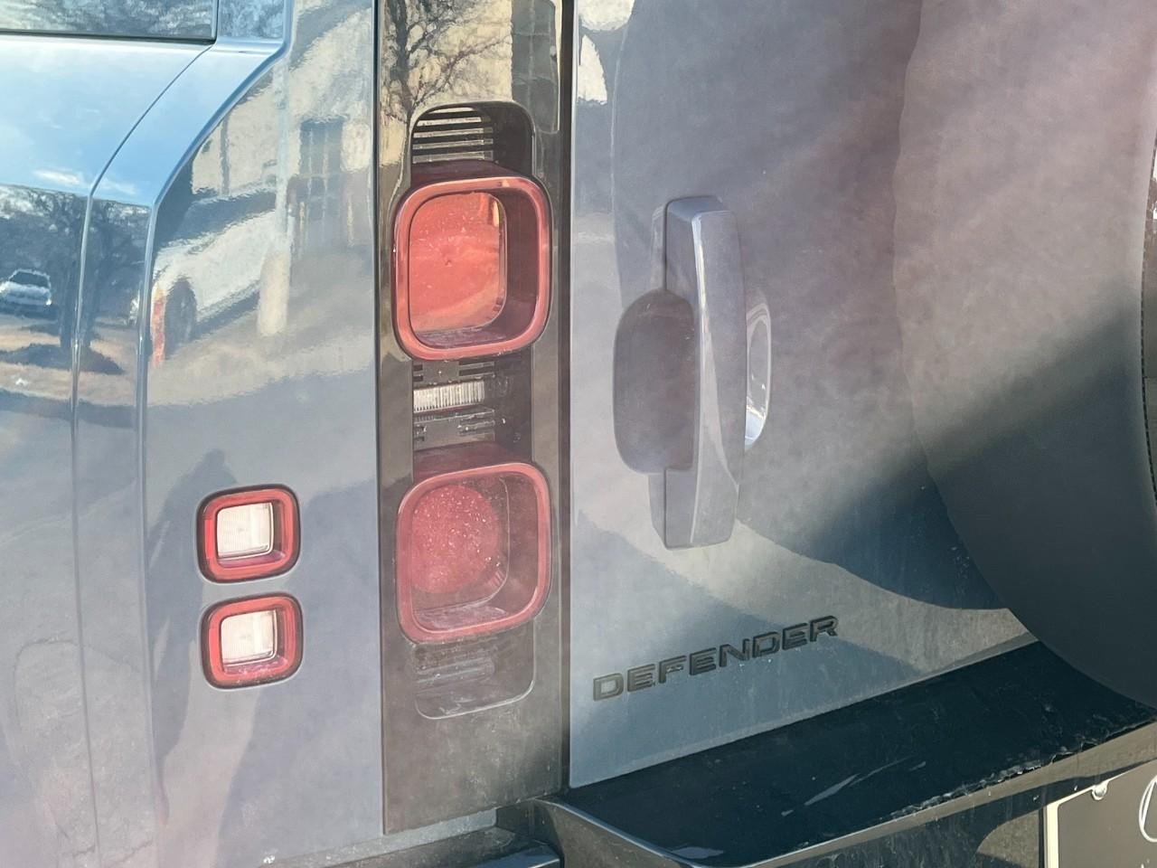 Land Rover Defender Vehicle Full-screen Gallery Image 11