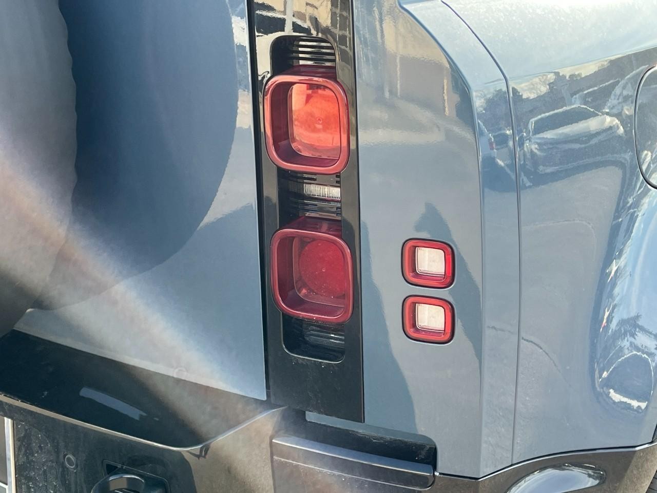 Land Rover Defender Vehicle Full-screen Gallery Image 12