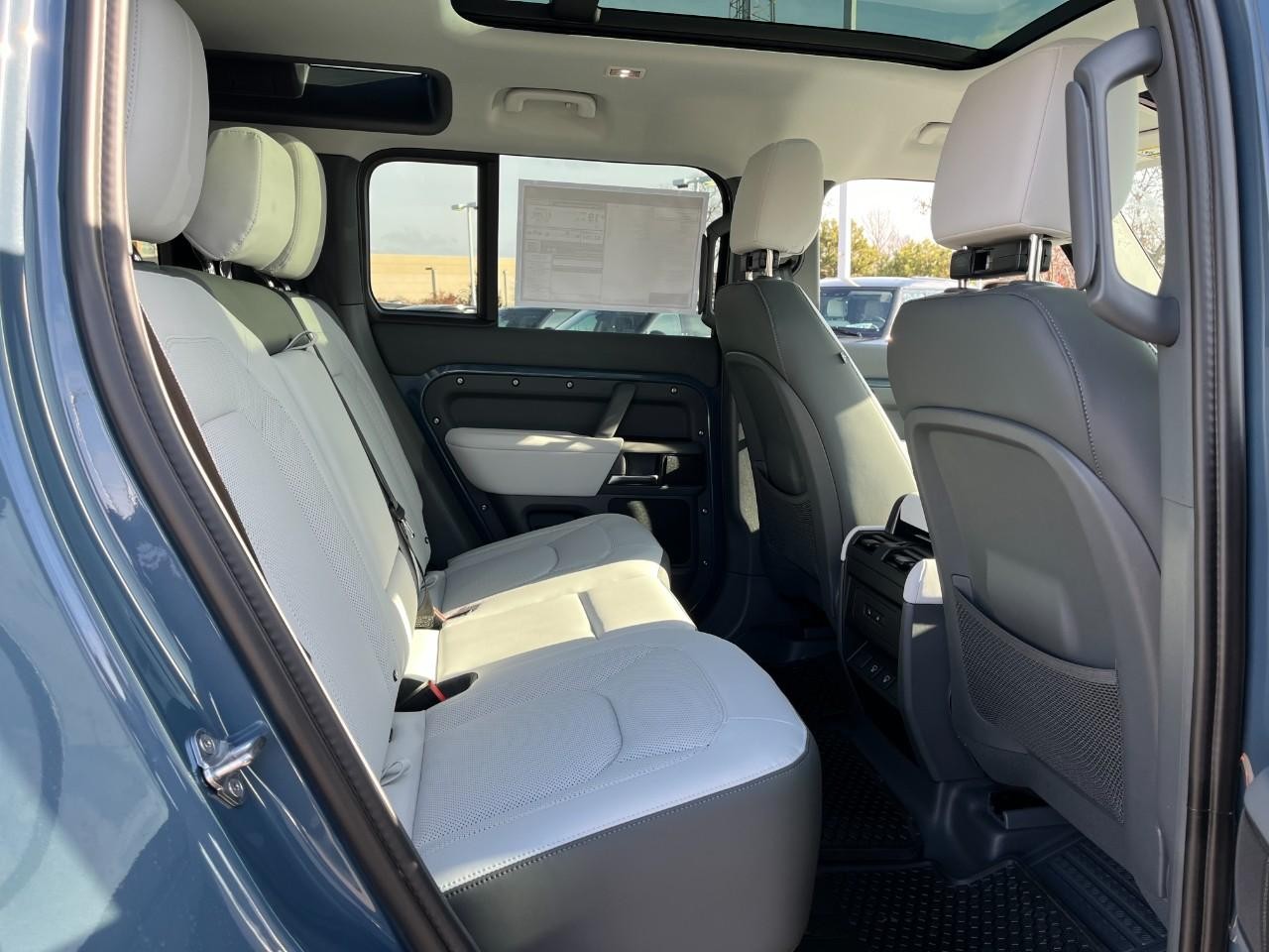 Land Rover Defender Vehicle Full-screen Gallery Image 13