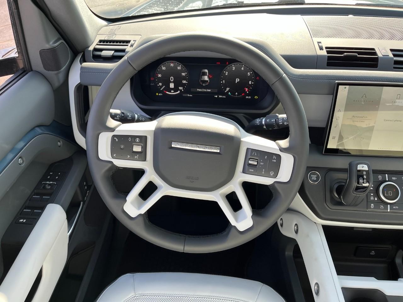 Land Rover Defender Vehicle Full-screen Gallery Image 15