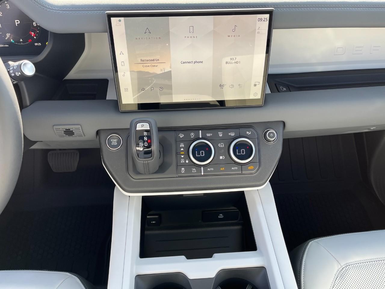 Land Rover Defender Vehicle Full-screen Gallery Image 16