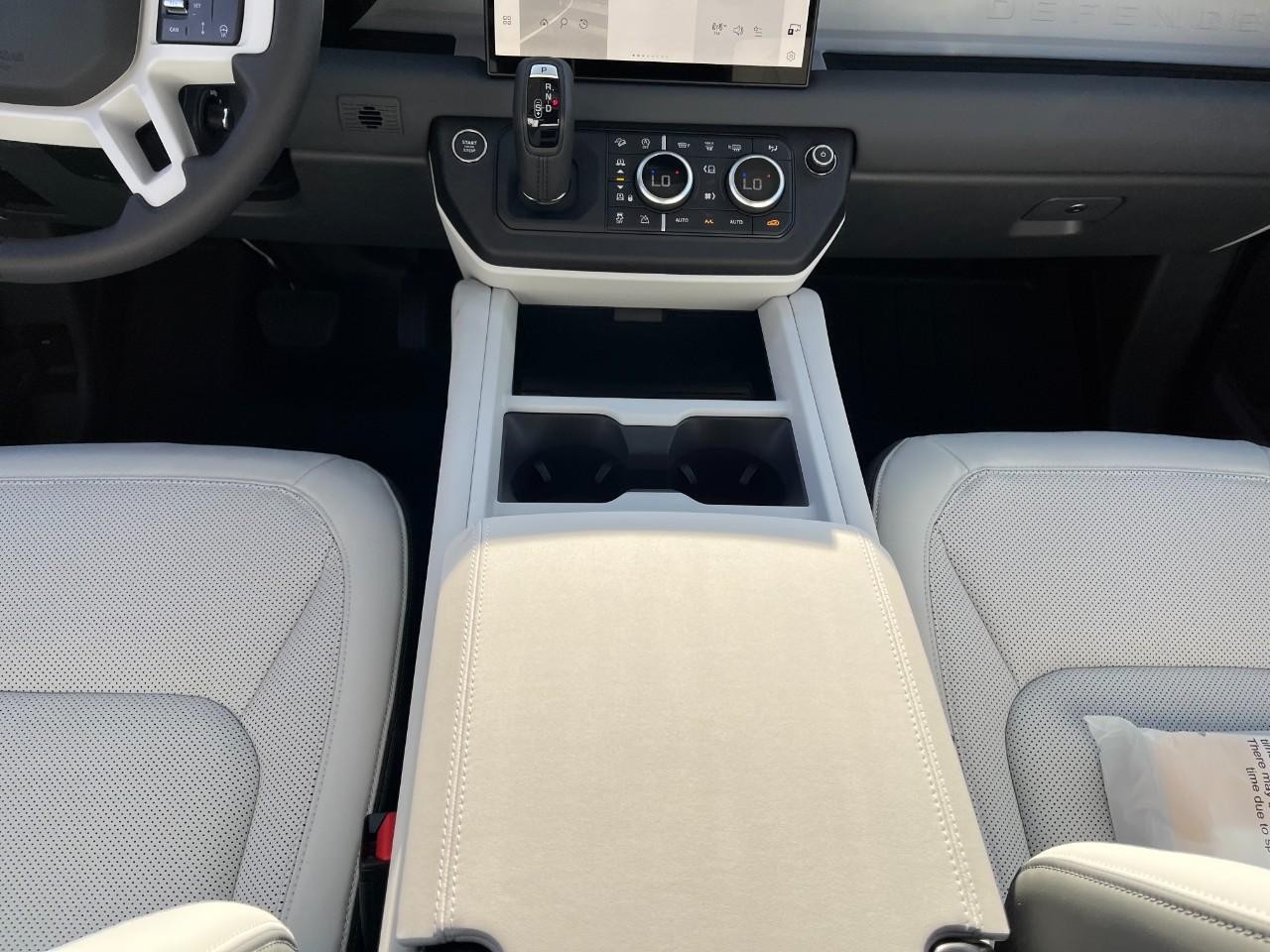 Land Rover Defender Vehicle Full-screen Gallery Image 17