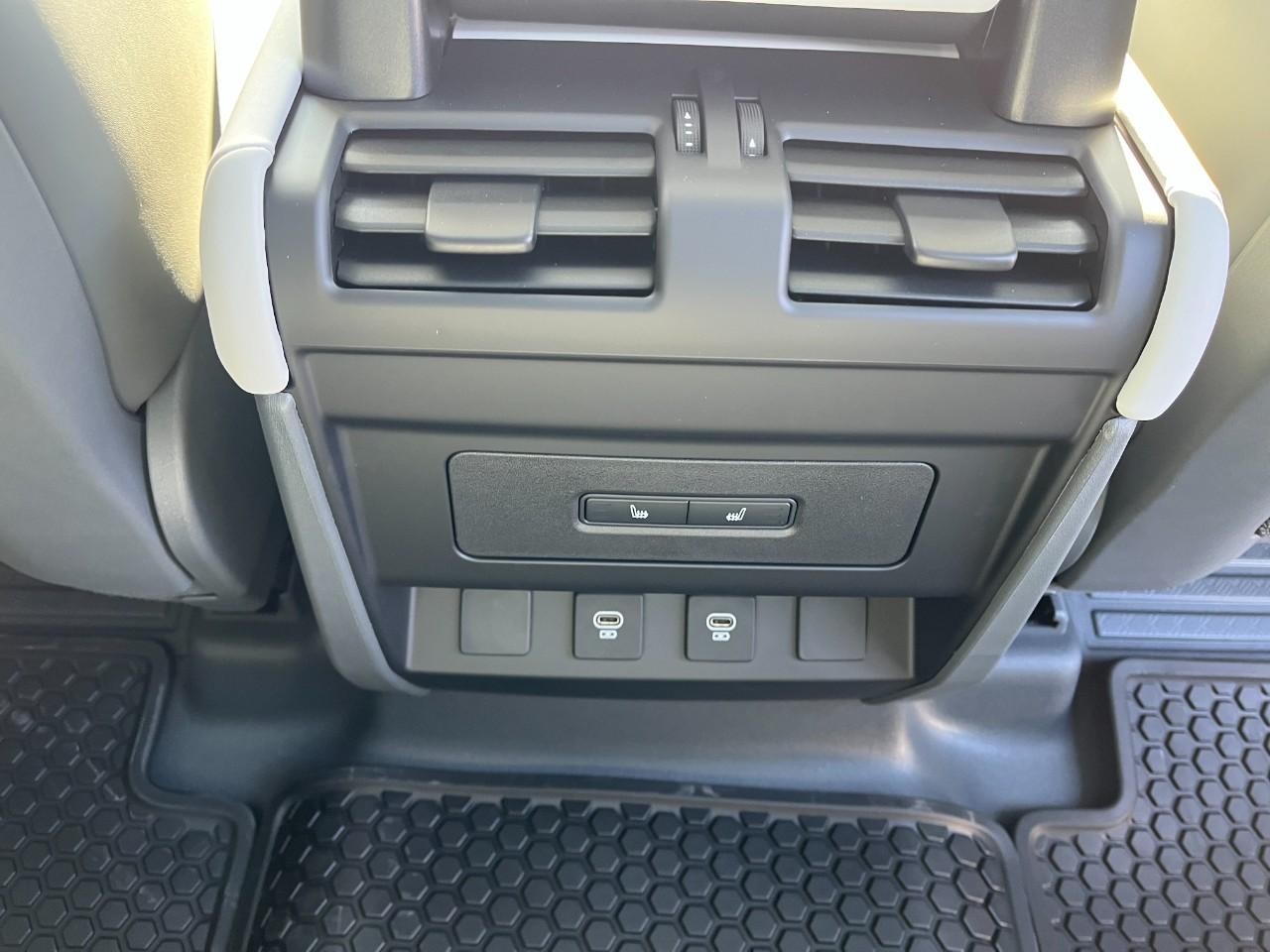 Land Rover Defender Vehicle Full-screen Gallery Image 18