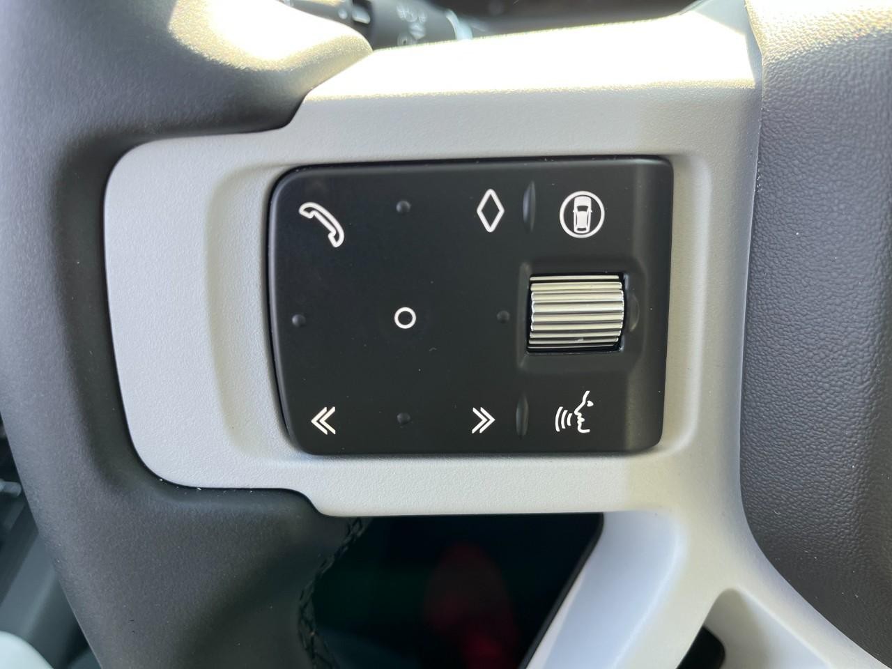 Land Rover Defender Vehicle Full-screen Gallery Image 20