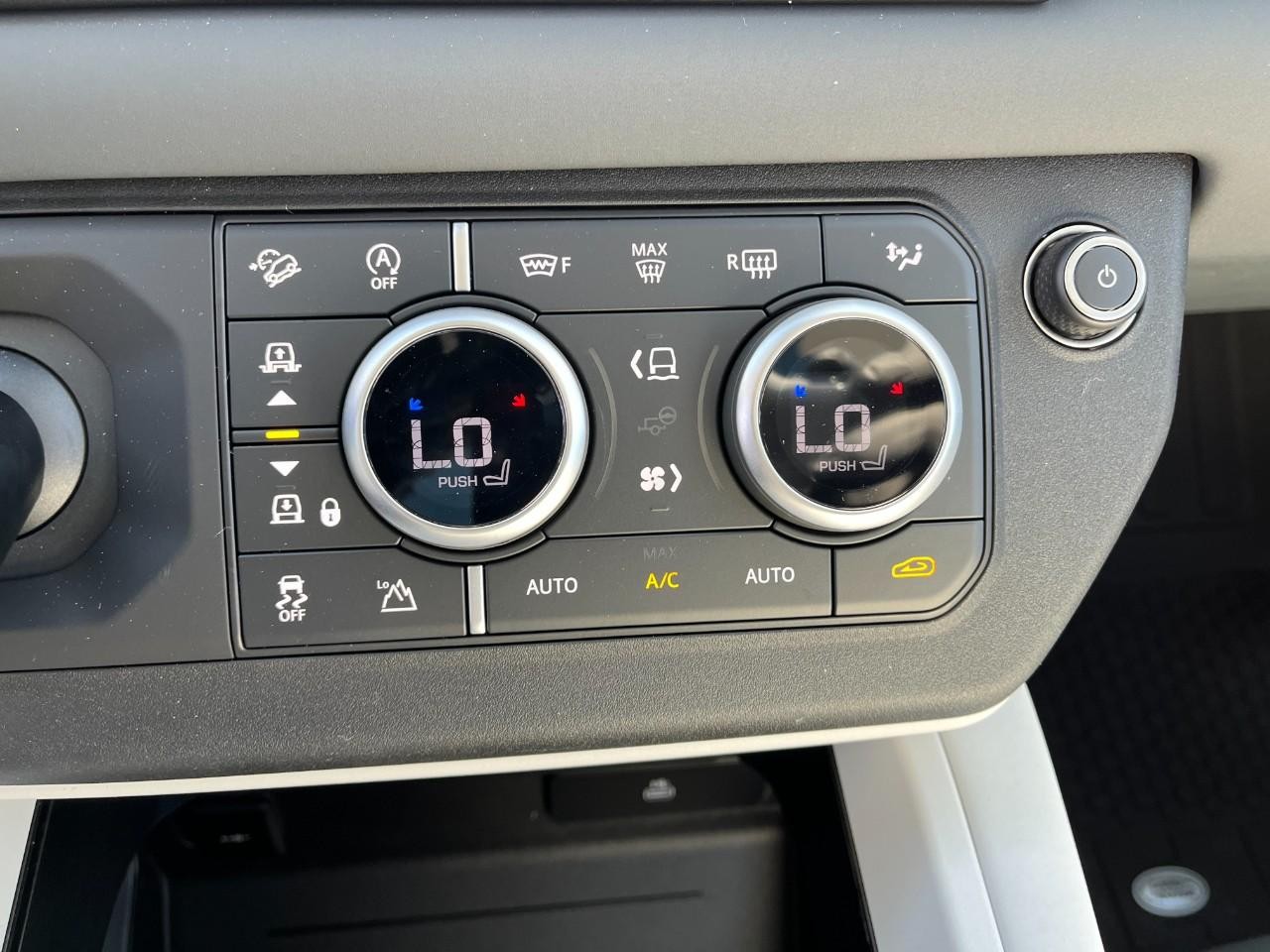 Land Rover Defender Vehicle Full-screen Gallery Image 26