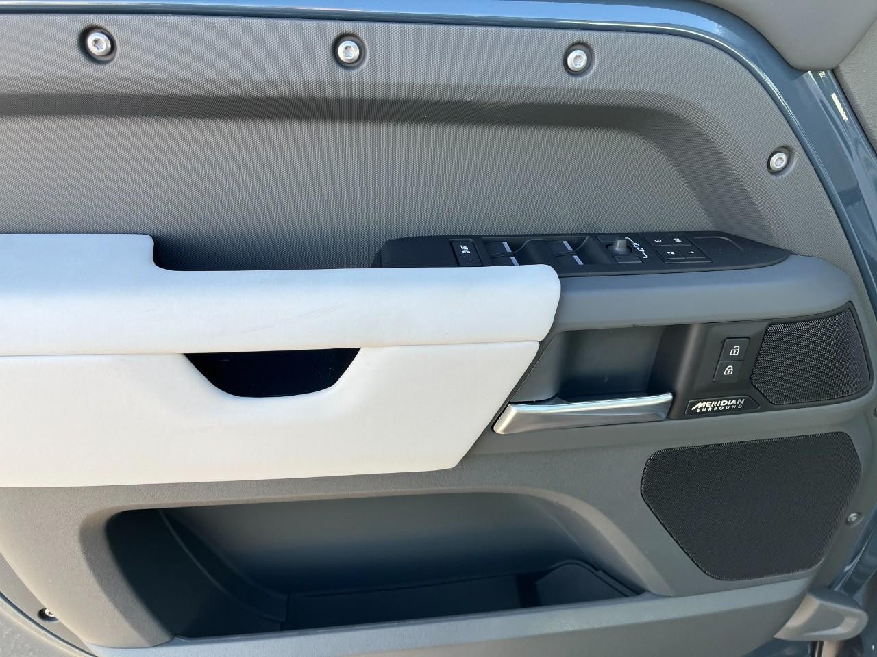 Land Rover Defender Vehicle Full-screen Gallery Image 29