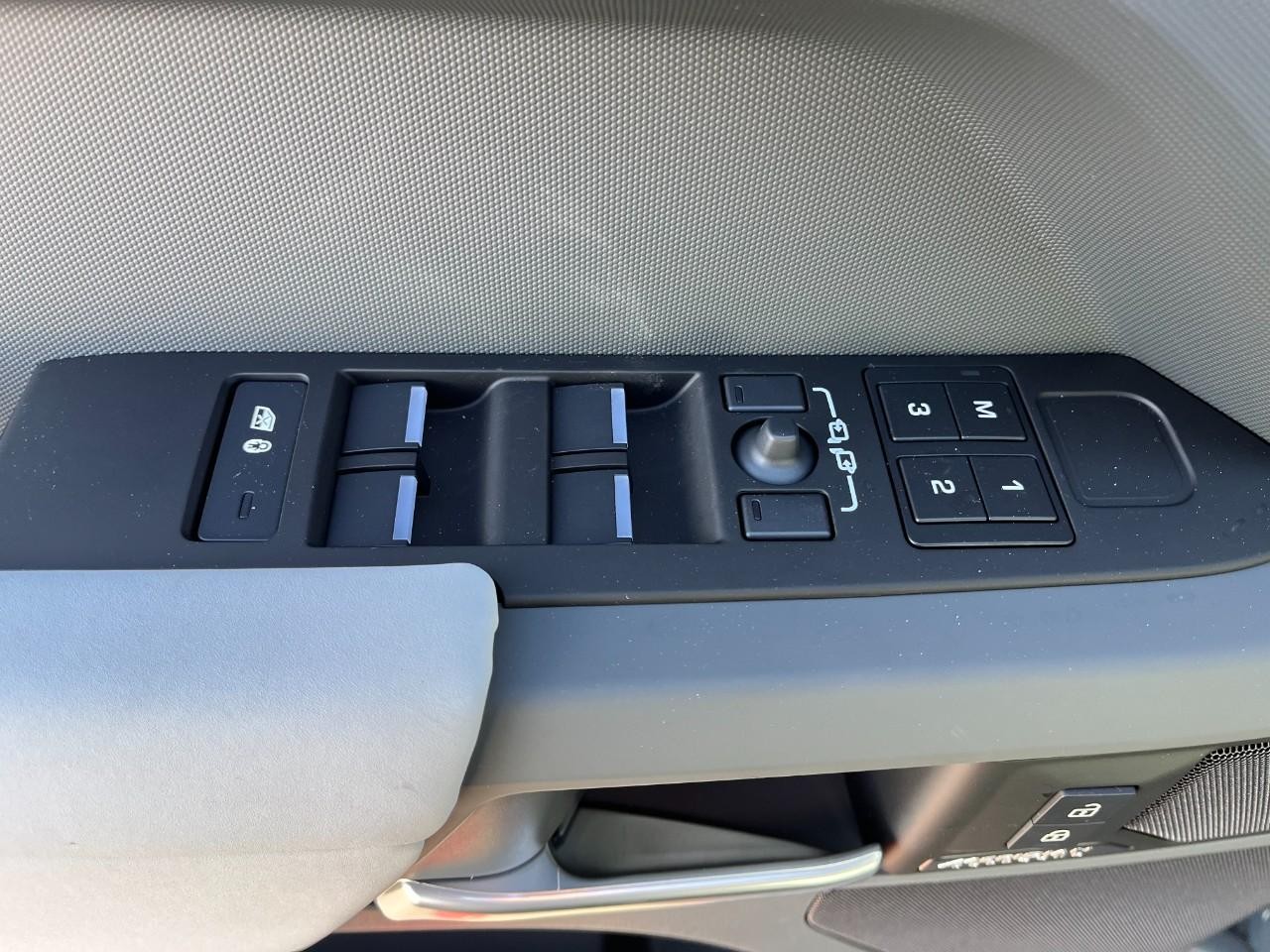 Land Rover Defender Vehicle Full-screen Gallery Image 30