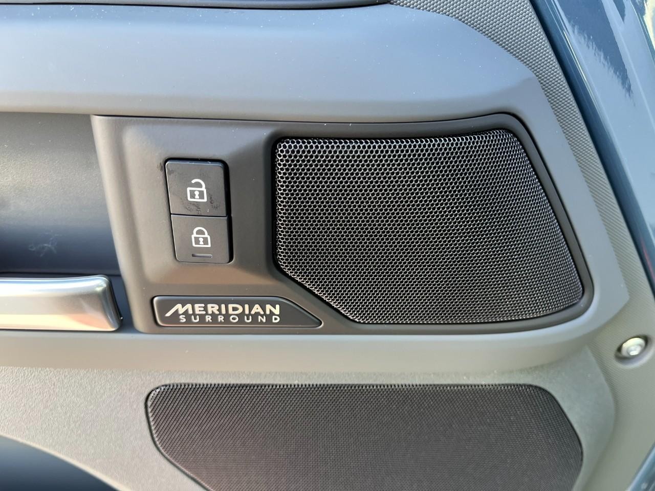 Land Rover Defender Vehicle Full-screen Gallery Image 31