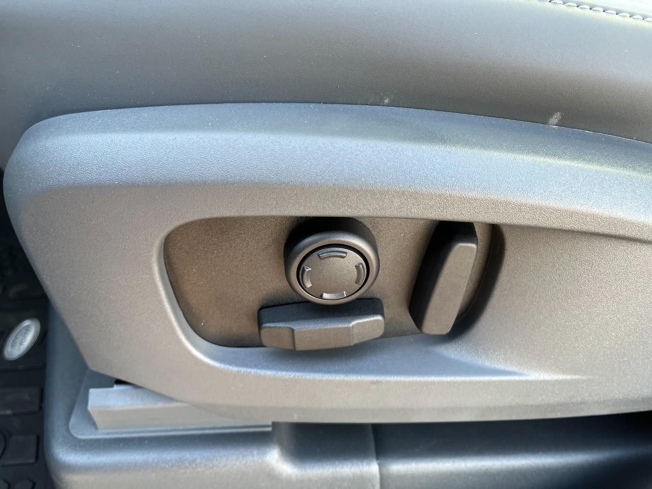 Land Rover Defender Vehicle Full-screen Gallery Image 32