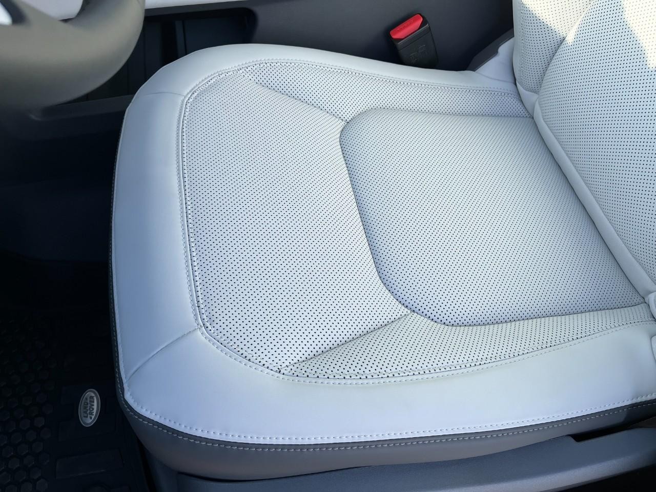 Land Rover Defender Vehicle Full-screen Gallery Image 34