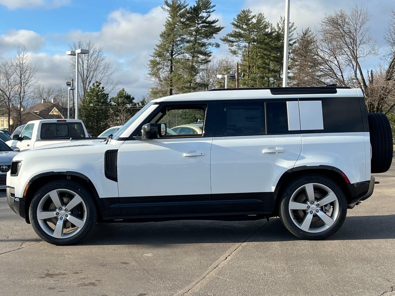 Land Rover Defender Vehicle Full-screen Gallery Image 2