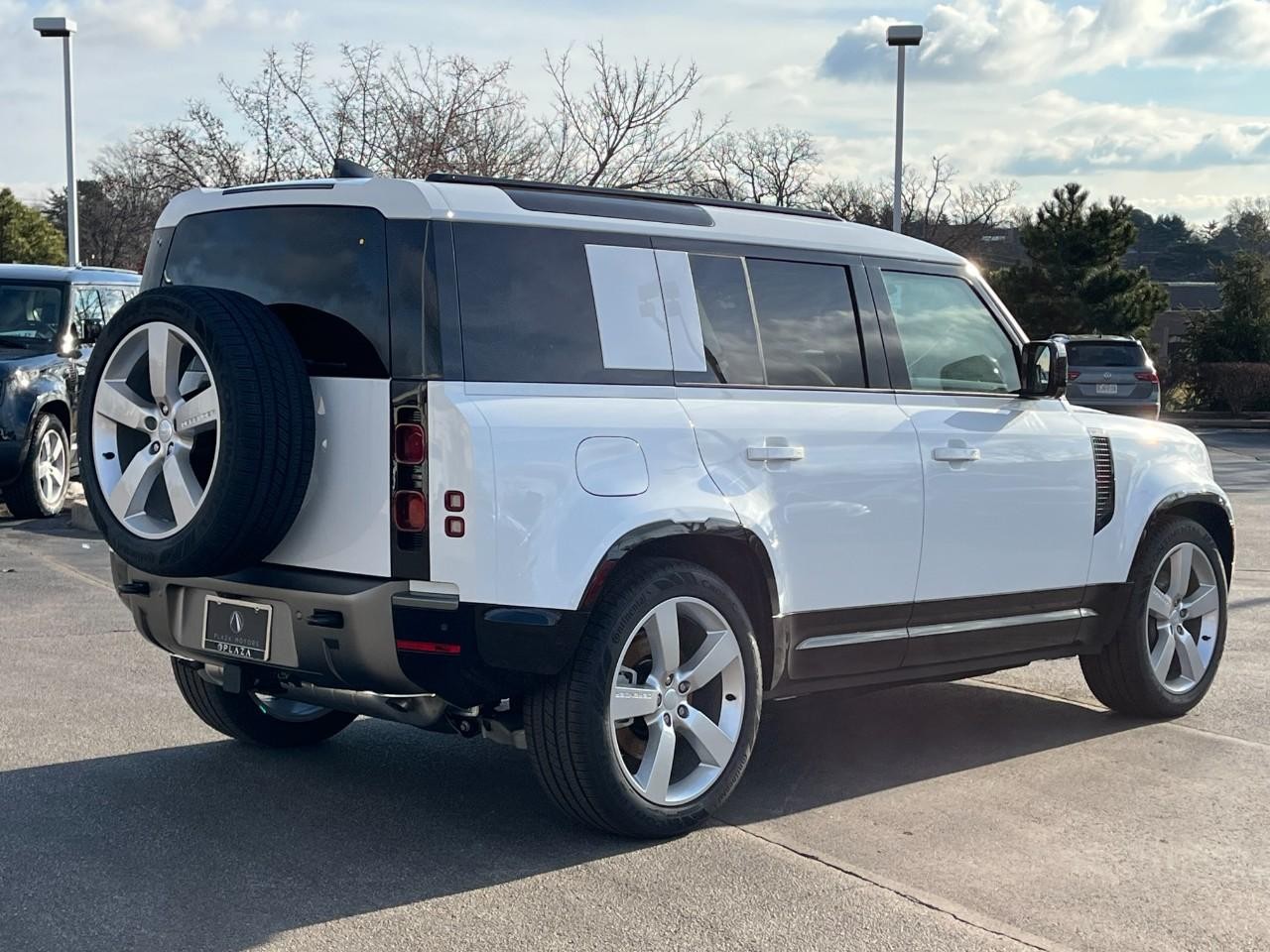 Land Rover Defender Vehicle Full-screen Gallery Image 4