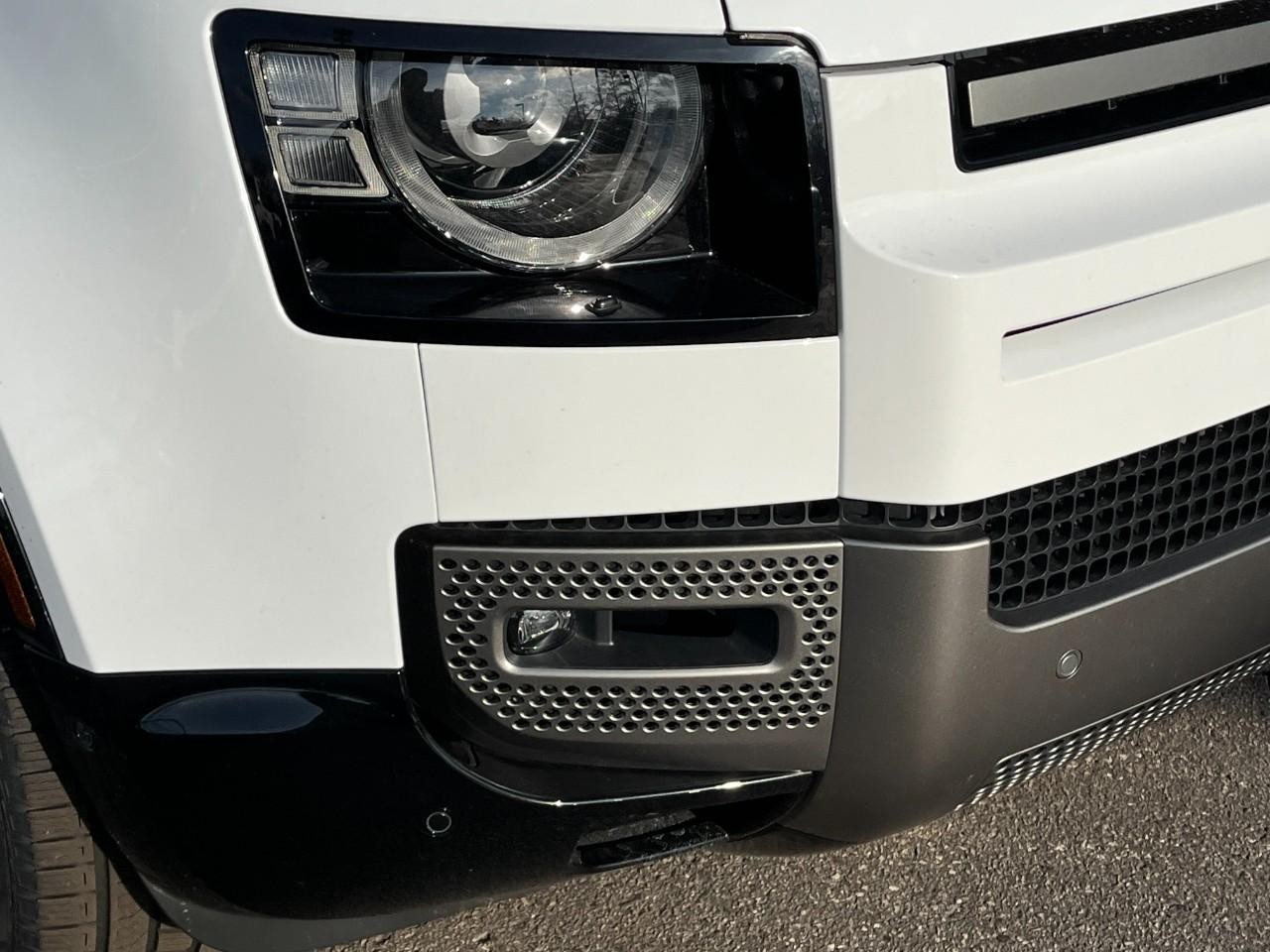 Land Rover Defender Vehicle Full-screen Gallery Image 8