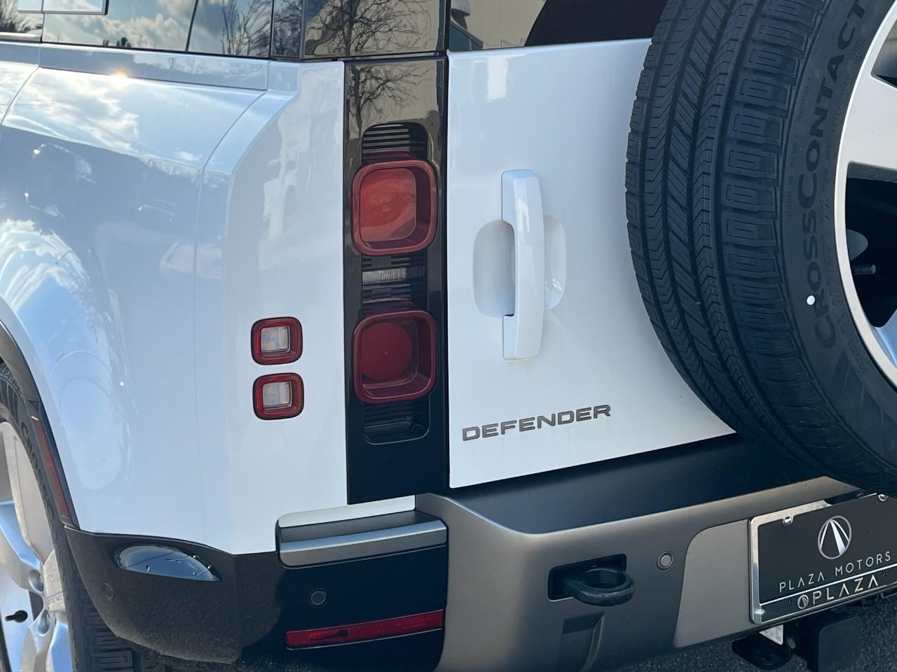 Land Rover Defender Vehicle Full-screen Gallery Image 11