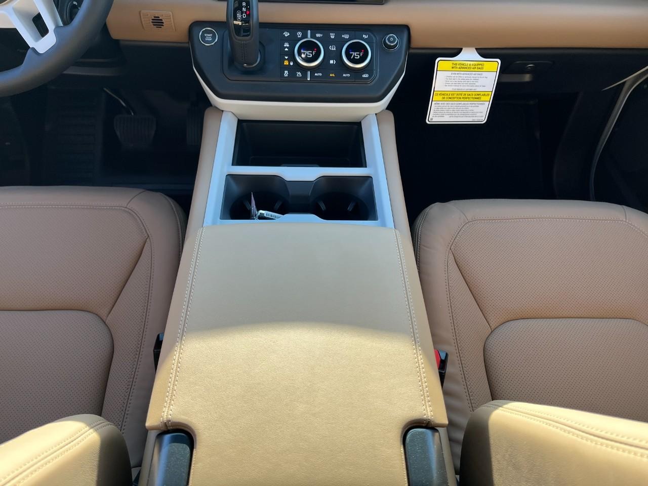 Land Rover Defender Vehicle Full-screen Gallery Image 17