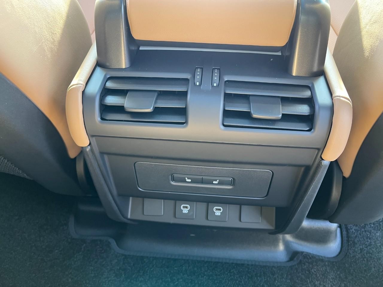 Land Rover Defender Vehicle Full-screen Gallery Image 18